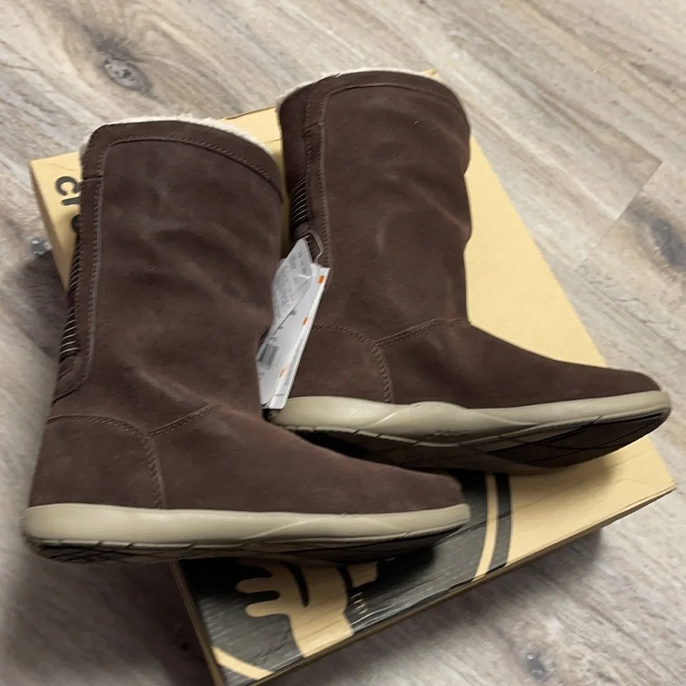 Crocs Adele Foldover Mahogany Fuzz Bootie Size 6